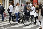 Amsterdam 17 juli 2016  
Nada v Nie met haar verloofde Frank Bakker op de fiets in Amsterdam. Ze gingen naar suit supply en de pc hooftstraat