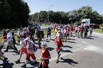 Wijchen 20 juli 2017
Willibrorf Frequin loopt de 100e vierdaagse van Nijmegen. Zijn vriendin Gesina stond naast de kant met drank en hapjes. Willibrord moest met veel fans op de foto. dag 2
