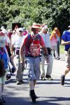 Wijchen 20 juli 2017
Willibrorf Frequin loopt de 100e vierdaagse van Nijmegen. Zijn vriendin Gesina stond naast de kant met drank en hapjes. Willibrord moest met veel fans op de foto. dag 2
