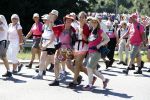 Wijchen 20 juli 2017
Willibrorf Frequin loopt de 100e vierdaagse van Nijmegen. Zijn vriendin Gesina stond naast de kant met drank en hapjes. Willibrord moest met veel fans op de foto. dag 2