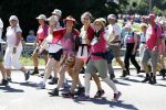 Wijchen 20 juli 2017
Willibrorf Frequin loopt de 100e vierdaagse van Nijmegen. Zijn vriendin Gesina stond naast de kant met drank en hapjes. Willibrord moest met veel fans op de foto. dag 2