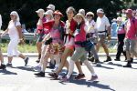 Wijchen 20 juli 2017
Willibrorf Frequin loopt de 100e vierdaagse van Nijmegen. Zijn vriendin Gesina stond naast de kant met drank en hapjes. Willibrord moest met veel fans op de foto. dag 2