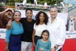Amsterdam 17 juli 2016
Premiere huisdiergeheimen in Pathe arena. Nurlaila Kareem met man en kinderen