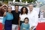 Amsterdam 17 juli 2016
Premiere huisdiergeheimen in Pathe arena. Nurlaila Kareem met man en kinderen