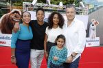 Amsterdam 17 juli 2016
Premiere huisdiergeheimen in Pathe arena. Nurlaila Kareem met man en kinderen