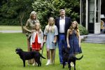 Wassenaar 8 juli 2016
Koninklijk fotouur op de Horsten met Koning Willem Alexander Koningin Maxima en de prinsessen Amalia Ariane en Alexia. Ook de honden zijn erbij.