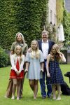 Wassenaar 8 juli 2016
Koninklijk fotouur op de Horsten met Koning Willem Alexander Koningin Maxima en de prinsessen Amalia Ariane en Alexia. Ook de honden zijn erbij.