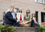 Wassenaar 8 juli 2016
Koninklijk fotouur op de Horsten met Koning Willem Alexander Koningin Maxima en de prinsessen Amalia Ariane en Alexia. Ook de honden zijn erbij.
