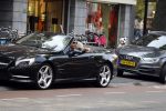 Amsterdam 23 juli 2016
 Robert jensen doet boodschappen met zijn mercedes SL 500 cabrio
