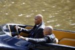 Amsterdam 11 juli 2016
Opnames the hitmans bodyguard met Samuel L Jackson. Ook een look a like van Samuel speelt mee. Opnames vomnden plaats op de grachten van amsterdam.