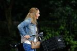 Amsterdam 7 juli 2016 
Connie Breukhoven met haar vriend Eugene v Dun op de fiets in Amsterdam.Opnames Koefnoen met Owen Schumacher Paul Groot Martine Sandifort en Sanne Wallis de Vries. Opnamews vonden plaats in de v Eeghenstraat.