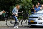Amsterdam 7 juli 2016 
Connie Breukhoven met haar vriend Eugene v Dun op de fiets in Amsterdam.Opnames Koefnoen met Owen Schumacher Paul Groot Martine Sandifort en Sanne Wallis de Vries. Opnamews vonden plaats in de v Eeghenstraat.