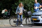 Amsterdam 7 juli 2016 
Connie Breukhoven met haar vriend Eugene v Dun op de fiets in Amsterdam.Opnames Koefnoen met Owen Schumacher Paul Groot Martine Sandifort en Sanne Wallis de Vries. Opnamews vonden plaats in de v Eeghenstraat.