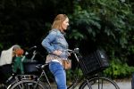 Amsterdam 7 juli 2016 
Connie Breukhoven met haar vriend Eugene v Dun op de fiets in Amsterdam.Opnames Koefnoen met Owen Schumacher Paul Groot Martine Sandifort en Sanne Wallis de Vries. Opnamews vonden plaats in de v Eeghenstraat.