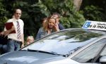 Amsterdam 7 juli 2016 
Connie Breukhoven met haar vriend Eugene v Dun op de fiets in Amsterdam.Opnames Koefnoen met Owen Schumacher Paul Groot Martine Sandifort en Sanne Wallis de Vries. Opnamews vonden plaats in de v Eeghenstraat.