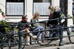 Amsterdam 13 juli 2016  
Selwyn Senatori zit samen met zijn vriendin op bankje zijn boek te signeren als haar fiets omvalt en haarvtas met mobieltje etc het water in valt . Een rondvaartboot vist alles eruit