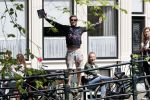Amsterdam 13 juli 2016  
Selwyn Senatori zit samen met zijn vriendin op bankje zijn boek te signeren als haar fiets omvalt en haarvtas met mobieltje etc het water in valt . Een rondvaartboot vist alles eruit