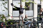 Amsterdam 13 juli 2016  
Selwyn Senatori zit samen met zijn vriendin op bankje zijn boek te signeren als haar fiets omvalt en haarvtas met mobieltje etc het water in valt . Een rondvaartboot vist alles eruit