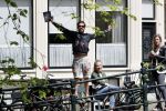 Amsterdam 13 juli 2016  
Selwyn Senatori zit samen met zijn vriendin op bankje zijn boek te signeren als haar fiets omvalt en haarvtas met mobieltje etc het water in valt . Een rondvaartboot vist alles eruit