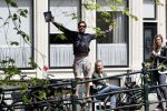 Amsterdam 13 juli 2016  
Selwyn Senatori zit samen met zijn vriendin op bankje zijn boek te signeren als haar fiets omvalt en haarvtas met mobieltje etc het water in valt . Een rondvaartboot vist alles eruit