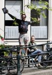 Amsterdam 13 juli 2016  
Selwyn Senatori zit samen met zijn vriendin op bankje zijn boek te signeren als haar fiets omvalt en haarvtas met mobieltje etc het water in valt . Een rondvaartboot vist alles eruit