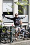 Amsterdam 13 juli 2016  
Selwyn Senatori zit samen met zijn vriendin op bankje zijn boek te signeren als haar fiets omvalt en haarvtas met mobieltje etc het water in valt . Een rondvaartboot vist alles eruit