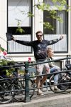 Amsterdam 13 juli 2016  
Selwyn Senatori zit samen met zijn vriendin op bankje zijn boek te signeren als haar fiets omvalt en haarvtas met mobieltje etc het water in valt . Een rondvaartboot vist alles eruit