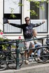 Amsterdam 13 juli 2016  
Selwyn Senatori zit samen met zijn vriendin op bankje zijn boek te signeren als haar fiets omvalt en haarvtas met mobieltje etc het water in valt . Een rondvaartboot vist alles eruit