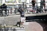 Amsterdam 13 juli 2016  
Selwyn Senatori zit samen met zijn vriendin op bankje zijn boek te signeren als haar fiets omvalt en haarvtas met mobieltje etc het water in valt . Een rondvaartboot vist alles eruit