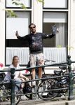 Amsterdam 13 juli 2016  
Selwyn Senatori zit samen met zijn vriendin op bankje zijn boek te signeren als haar fiets omvalt en haarvtas met mobieltje etc het water in valt . Een rondvaartboot vist alles eruit