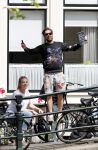 Amsterdam 13 juli 2016  
Selwyn Senatori zit samen met zijn vriendin op bankje zijn boek te signeren als haar fiets omvalt en haarvtas met mobieltje etc het water in valt . Een rondvaartboot vist alles eruit