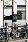 Amsterdam 13 juli 2016  
Selwyn Senatori zit samen met zijn vriendin op bankje zijn boek te signeren als haar fiets omvalt en haarvtas met mobieltje etc het water in valt . Een rondvaartboot vist alles eruit