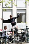 Amsterdam 13 juli 2016  
Selwyn Senatori zit samen met zijn vriendin op bankje zijn boek te signeren als haar fiets omvalt en haarvtas met mobieltje etc het water in valt . Een rondvaartboot vist alles eruit
