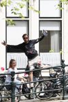 Amsterdam 13 juli 2016  
Selwyn Senatori zit samen met zijn vriendin op bankje zijn boek te signeren als haar fiets omvalt en haarvtas met mobieltje etc het water in valt . Een rondvaartboot vist alles eruit