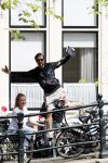 Amsterdam 13 juli 2016  
Selwyn Senatori zit samen met zijn vriendin op bankje zijn boek te signeren als haar fiets omvalt en haarvtas met mobieltje etc het water in valt . Een rondvaartboot vist alles eruit