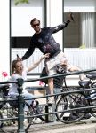 Amsterdam 13 juli 2016  
Selwyn Senatori zit samen met zijn vriendin op bankje zijn boek te signeren als haar fiets omvalt en haarvtas met mobieltje etc het water in valt . Een rondvaartboot vist alles eruit