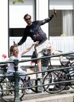 Amsterdam 13 juli 2016  
Selwyn Senatori zit samen met zijn vriendin op bankje zijn boek te signeren als haar fiets omvalt en haarvtas met mobieltje etc het water in valt . Een rondvaartboot vist alles eruit