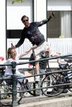 Amsterdam 13 juli 2016  
Selwyn Senatori zit samen met zijn vriendin op bankje zijn boek te signeren als haar fiets omvalt en haarvtas met mobieltje etc het water in valt . Een rondvaartboot vist alles eruit