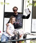 Amsterdam 13 juli 2016  
Selwyn Senatori zit samen met zijn vriendin op bankje zijn boek te signeren als haar fiets omvalt en haarvtas met mobieltje etc het water in valt . Een rondvaartboot vist alles eruit