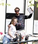 Amsterdam 13 juli 2016  
Selwyn Senatori zit samen met zijn vriendin op bankje zijn boek te signeren als haar fiets omvalt en haarvtas met mobieltje etc het water in valt . Een rondvaartboot vist alles eruit
