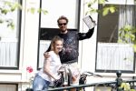 Amsterdam 13 juli 2016  
Selwyn Senatori zit samen met zijn vriendin op bankje zijn boek te signeren als haar fiets omvalt en haarvtas met mobieltje etc het water in valt . Een rondvaartboot vist alles eruit
