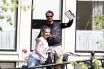 Amsterdam 13 juli 2016  
Selwyn Senatori zit samen met zijn vriendin op bankje zijn boek te signeren als haar fiets omvalt en haarvtas met mobieltje etc het water in valt . Een rondvaartboot vist alles eruit