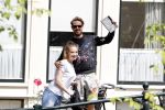 Amsterdam 13 juli 2016  
Selwyn Senatori zit samen met zijn vriendin op bankje zijn boek te signeren als haar fiets omvalt en haarvtas met mobieltje etc het water in valt . Een rondvaartboot vist alles eruit