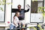 Amsterdam 13 juli 2016  
Selwyn Senatori zit samen met zijn vriendin op bankje zijn boek te signeren als haar fiets omvalt en haarvtas met mobieltje etc het water in valt . Een rondvaartboot vist alles eruit