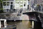 Amsterdam 13 juli 2016  
Selwyn Senatori zit samen met zijn vriendin op bankje zijn boek te signeren als haar fiets omvalt en haarvtas met mobieltje etc het water in valt . Een rondvaartboot vist alles eruit