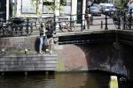 Amsterdam 13 juli 2016  
Selwyn Senatori zit samen met zijn vriendin op bankje zijn boek te signeren als haar fiets omvalt en haarvtas met mobieltje etc het water in valt . Een rondvaartboot vist alles eruit