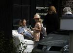 Amsterdam 3 juli 2016
Sophie Hilbrand en Waldemar Torenstra zitten in hun bank voor hun huyis op de gracht buiten in het zonnetje.
