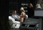 Amsterdam 3 juli 2016
Sophie Hilbrand en Waldemar Torenstra zitten in hun bank voor hun huyis op de gracht buiten in het zonnetje.