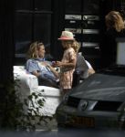 Amsterdam 3 juli 2016
Sophie Hilbrand en Waldemar Torenstra zitten in hun bank voor hun huyis op de gracht buiten in het zonnetje.
