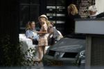 Amsterdam 3 juli 2016
Sophie Hilbrand en Waldemar Torenstra zitten in hun bank voor hun huyis op de gracht buiten in het zonnetje.